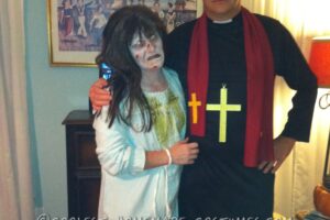 Disfraz de pareja aterradora de El exorcista: Regan y el sacerdote