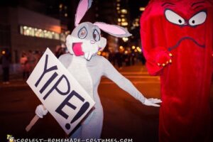 Impresionante disfraz de Gossamer y Bugs Bunny