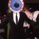 Genial traje de ojo gigante hecho en casa de The Residents: este traje de ojo de The Residents fue un proyecto de papel maché bastante simple.  Tomé una pelota de playa grande y la cubrí con 5 capas de papel maché.