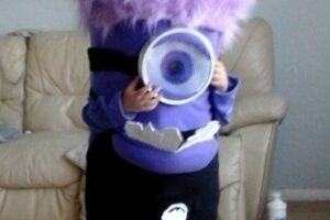 Disfraz de minion morado claro y malvado