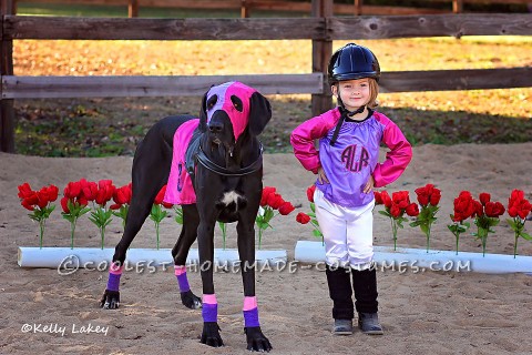 ¡El disfraz de jockey y caballo de carreras más lindo de la historia!