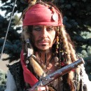 Disfraz de Capitán Jack Sparrow hecho en casa - ¿Dónde está el ron?: ¡Este disfraz de Capitán Jack Sparrow fue mi disfraz más divertido!  Hice todo el conjunto en tiendas de segunda mano, excepto la brújula, que la compré