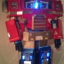 Genial disfraz de Optimus Prime con matriz brillante