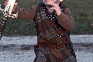 Solo un niño y su espada ancha: la transformación de un niño pequeño en William Wallace (también conocido como Braveheart)