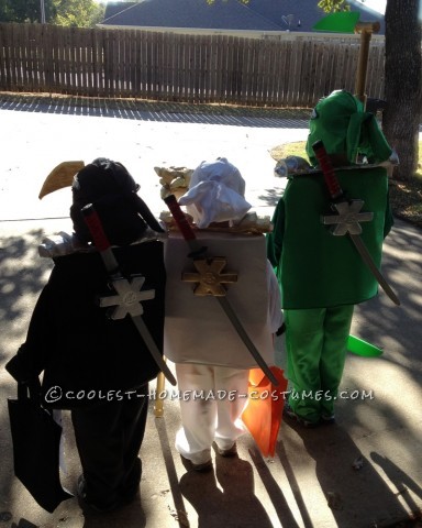 ¡Mi esposo y yo tenemos 3 hijos!  Géminis de 5 años y hermano mayor de 8 años!  Y chico, ¡nos mantienen ocupados!  Siempre hago trajes para Hal.