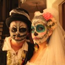 Impresionante traje hecho en casa para una pareja Dia De los Muertos