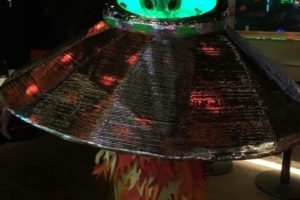 Impresionante disfraz de extraterrestre ovni que brilla.