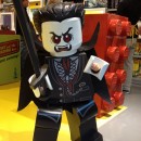 Impresionante disfraz casero de minifigura: Awakening Lego Lord Vampire