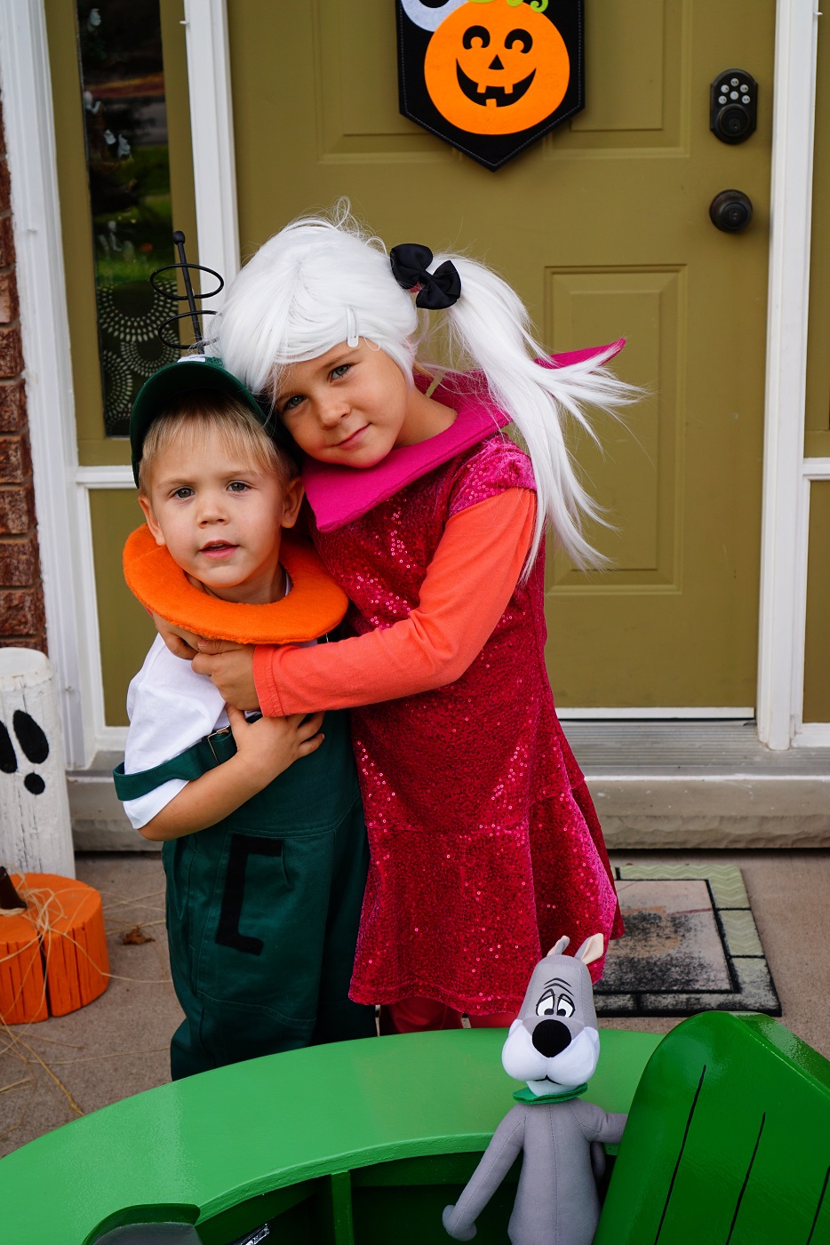 ¡Disfraz de Halloween de la familia Jetson con un auto espacial hecho a mano!