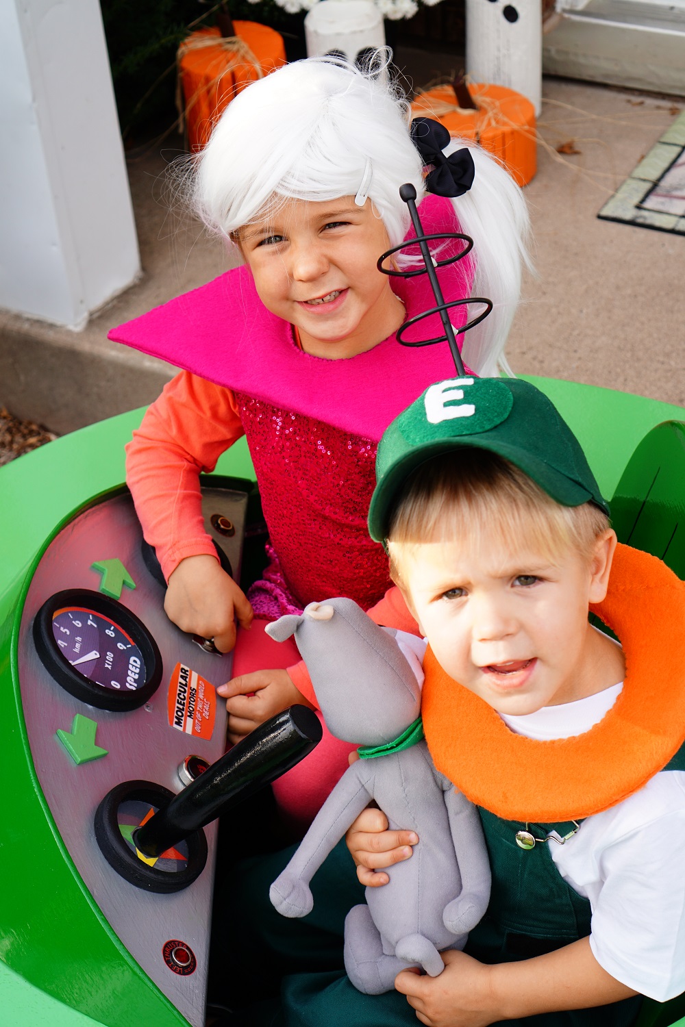 ¡Disfraz de Halloween de la familia Jetson con un auto espacial hecho a mano!