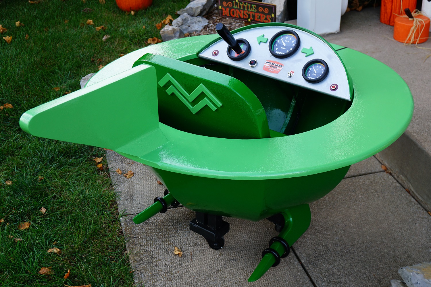 ¡Disfraz de Halloween de la familia Jetson con un auto espacial hecho a mano!