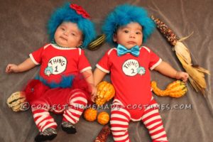 Dos asombrosos disfraces caseros de gemelas para bebés por menos de $30: Twin 1 y Twin 2