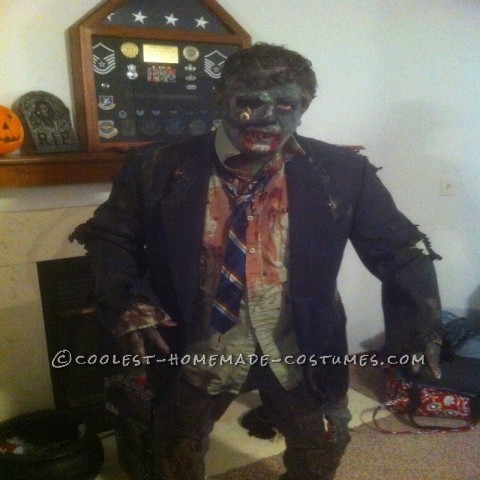Traje de zombi, primero tuve que sacar algunas ropas viejas por mi propia voluntad.  Solo gasté $13 y compré una camisa de manga larga (verde pálido) y