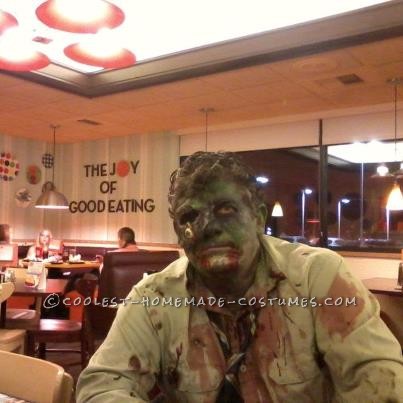 Traje de zombi, primero tuve que sacar algunas ropas viejas por mi propia voluntad.  Solo gasté $13 y compré una camisa de manga larga (verde pálido) y