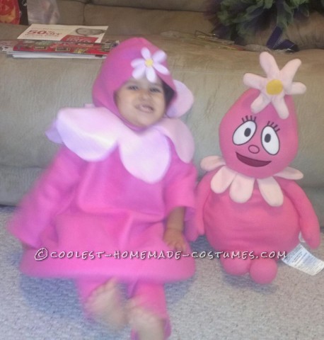 Disfraz familiar de Halloween de Yo Gabba Gabba con papá como Muno, mamá como Plex y Ansley como Fufa.  Este fue un gran disfraz familiar de Yo Gabba Gabba para Halloween.  Todos los niños querían tomarse una foto contigo.