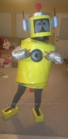 Disfraz familiar de Halloween de Yo Gabba Gabba con papá como Muno, mamá como Plex y Ansley como Fufa.  Este fue un gran disfraz familiar de Yo Gabba Gabba para Halloween.  Todos los niños querían tomarse una foto contigo.