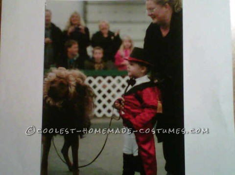 Disfraz de niño y perro genial: domador de leones y león