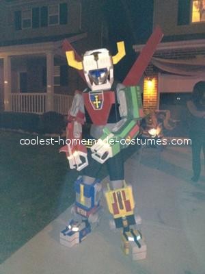 El traje VOLTRON más cool