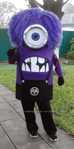 Impresionante disfraz de minion morado hecho a mano