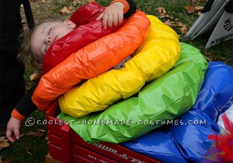 Idea de disfraz casero para un niño pequeño: disfraz de juguete con anillo