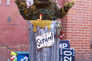 ¡Disfraz de Halloween de Oscar el Gruñón hecho enteramente de basura!