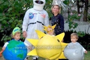 El disfraz de Halloween más genial de la familia espacial del hogar