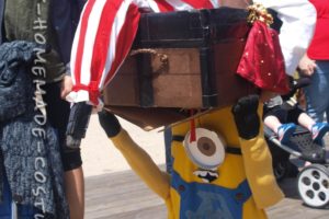 Traje de ilusión óptica: Minion que lleva un pirata en un cofre del tesoro