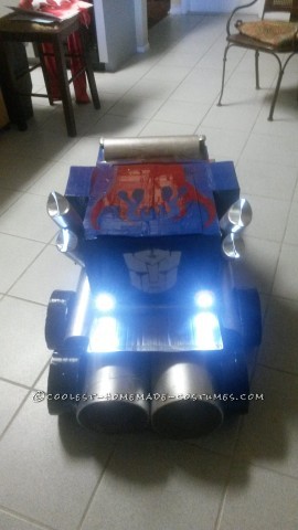 El mejor traje de Optimus Prime de los transformadores de cartón.