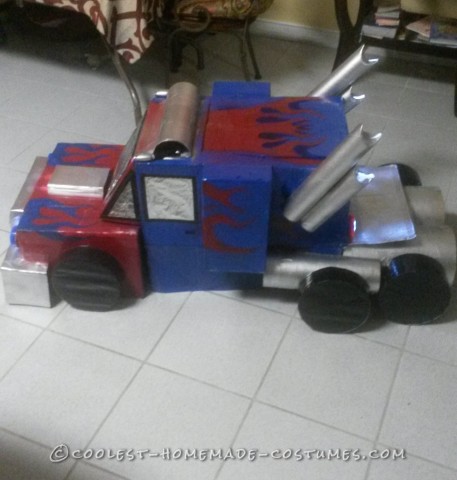 El mejor traje de Optimus Prime de los transformadores de cartón.