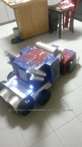 El mejor traje de Optimus Prime de los transformadores de cartón.