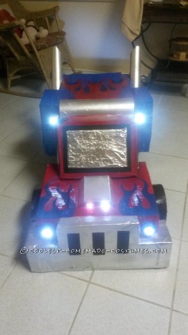 El mejor traje de Optimus Prime de los transformadores de cartón.