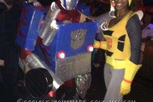 El mejor traje de Optimus Prime de los transformadores de cartón.