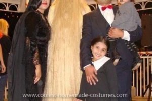 El mejor disfraz de grupo de la familia Addams hecho por ti mismo jamás hecho