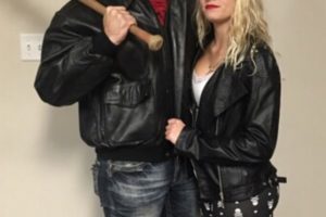 Hot Negan y el traje de pareja de su esposa