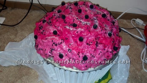 Disfraz casero de Invader Zim Girl con cupcake gigante