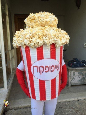 Escondiéndose dentro de un traje de palomitas de maíz