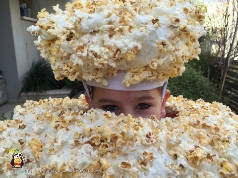 Asomándose de un traje de palomitas de maíz