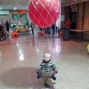 Genial disfraz de Halloween con globo para niño