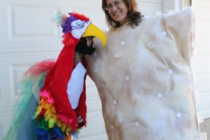 Genial disfraz de mamá e hija de Halloween: ¡Polly quiere una galleta!