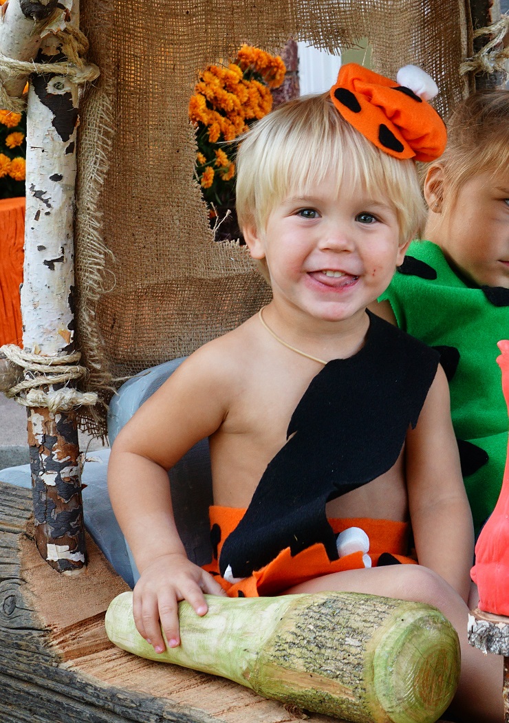 ¡Disfraz de Halloween de la familia Flintstone con coche hecho a mano!