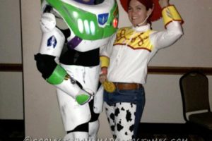 Impresionante disfraz DIY de Buzz Lightyear y Jesse para Halloween