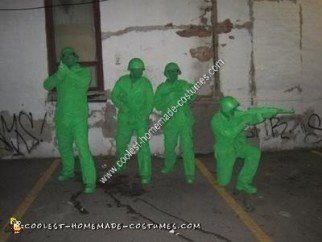 Idea de disfraz de Halloween del grupo de hombres del ejército de plástico de bricolaje