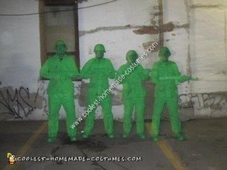 Idea de disfraz de Halloween del grupo de hombres del ejército de plástico de bricolaje