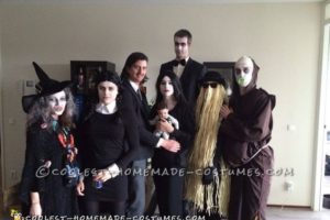 Genial disfraz casero de grupo de la familia Addams