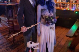 El mejor disfraz de bricolaje para la pareja «Corpse Bride and Victor» con un perro chatarra esquelético