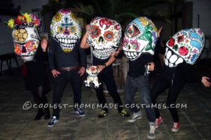 Impresionantes cabezas de calaveras gigantes con disfraz de grupo El Chihuahua Poncho