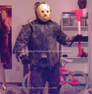 Jason con un traje hecho en casa adquiere un traje de Manhattan