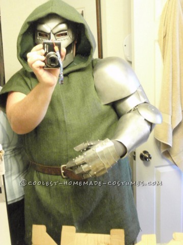 La Palmcon de 2011 fue la primera en la que participé, después de lo cual me inspiré para hacer un disfraz para 2012.  Pasé todo el año trabajando en el traje y el ba del Dr. Doom.