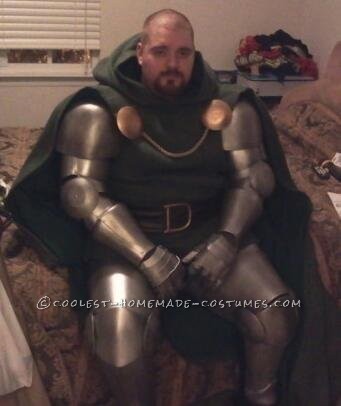 La Palmcon de 2011 fue la primera en la que participé, después de lo cual me inspiré para hacer un disfraz para 2012.  Pasé todo el año trabajando en el traje y el ba del Dr. Doom.