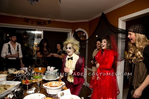 Lady Couple Lydia y Beetlejuice en trajes caseros